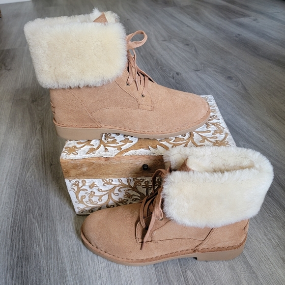 UGG Weylyn Suede Boot - Picture 2 of 7